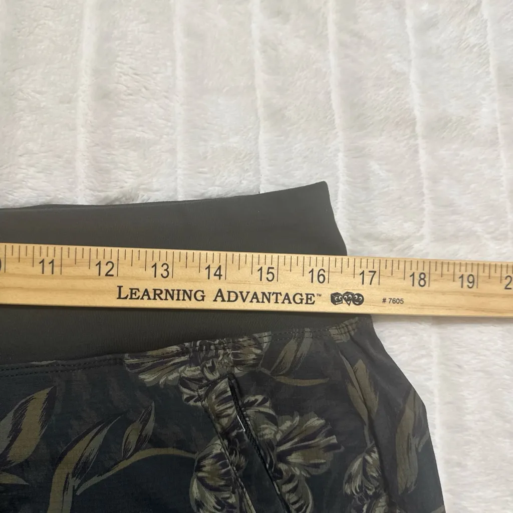 Athleta Trekkie North Printed Terra Firma Shorts - Image 7