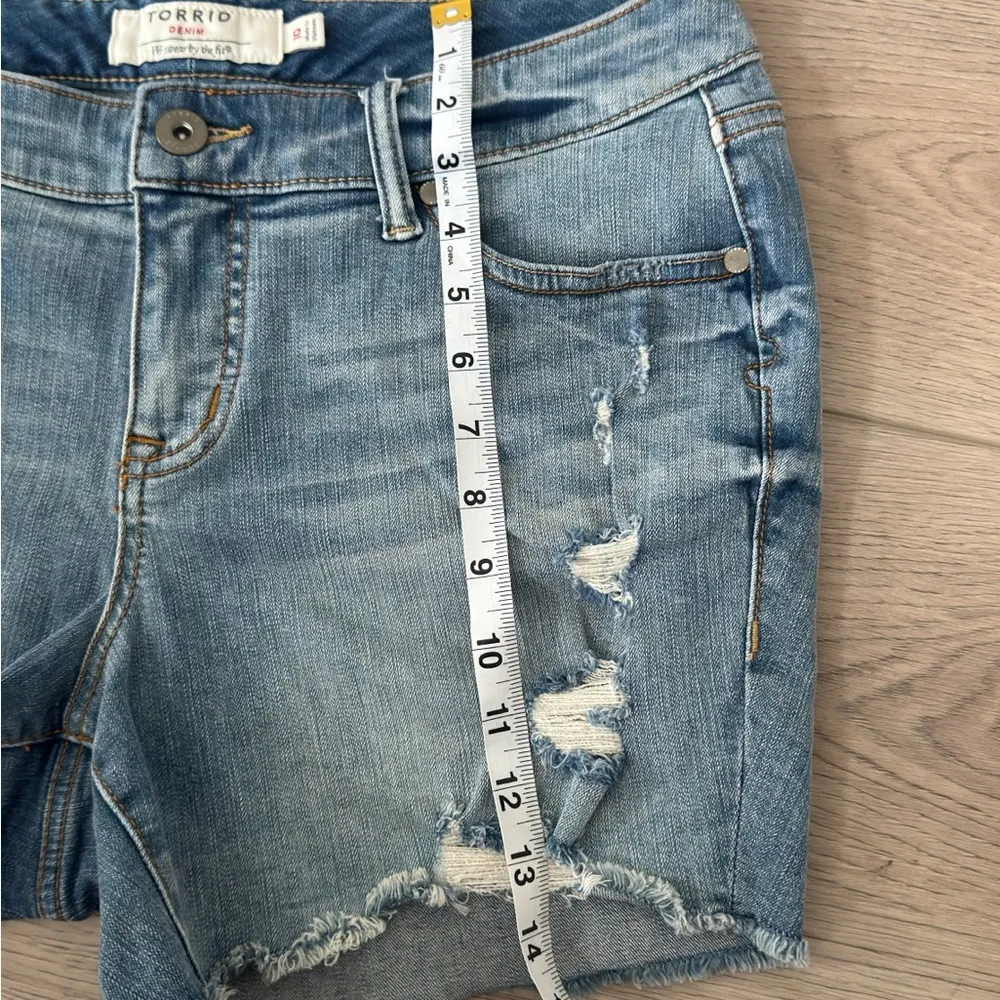 Torrid Women's Blue Denim Shorts - Image 5