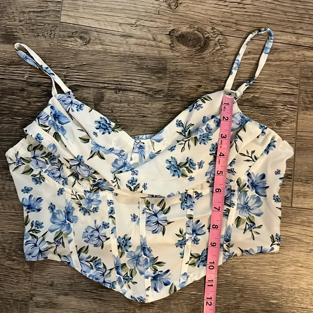 White and blue floral top 🤍💙 Size M - Image 3