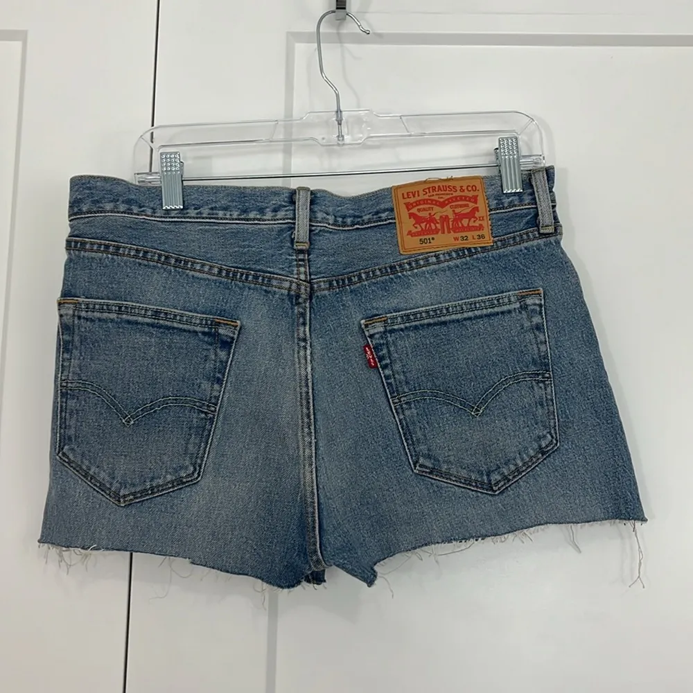 Levi's Size 32 Blue 501 Denim Cutoff Jean Shorts - Image 6