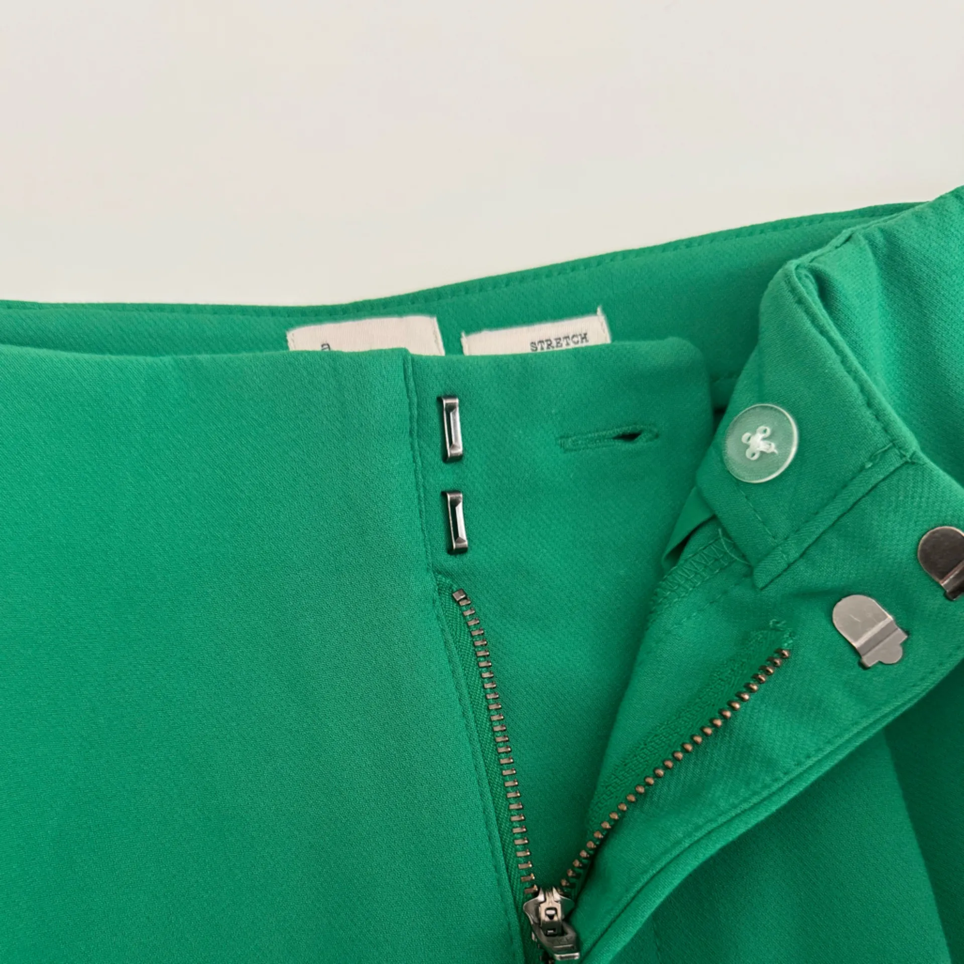 A New Day Women’s Midi Shorts Size 4 Green Tailored Shorts Pockets - Image 5