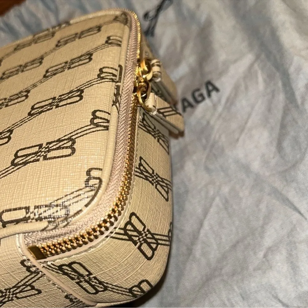 Authentic Balenciaga Signature BB Leather Pouch. - Image 10