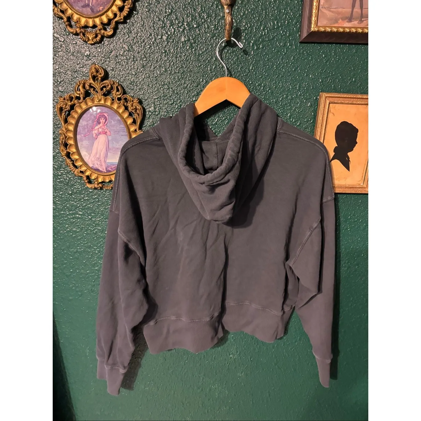 Daydreamer Kiss Cropped Gray Crewneck Sweatshirt Hoodie Size Medium - Image 4