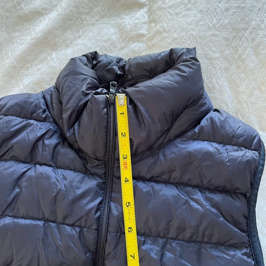 Uniqlo Women's Navy blue lightweight down Puffer Vest size medium - Image 5