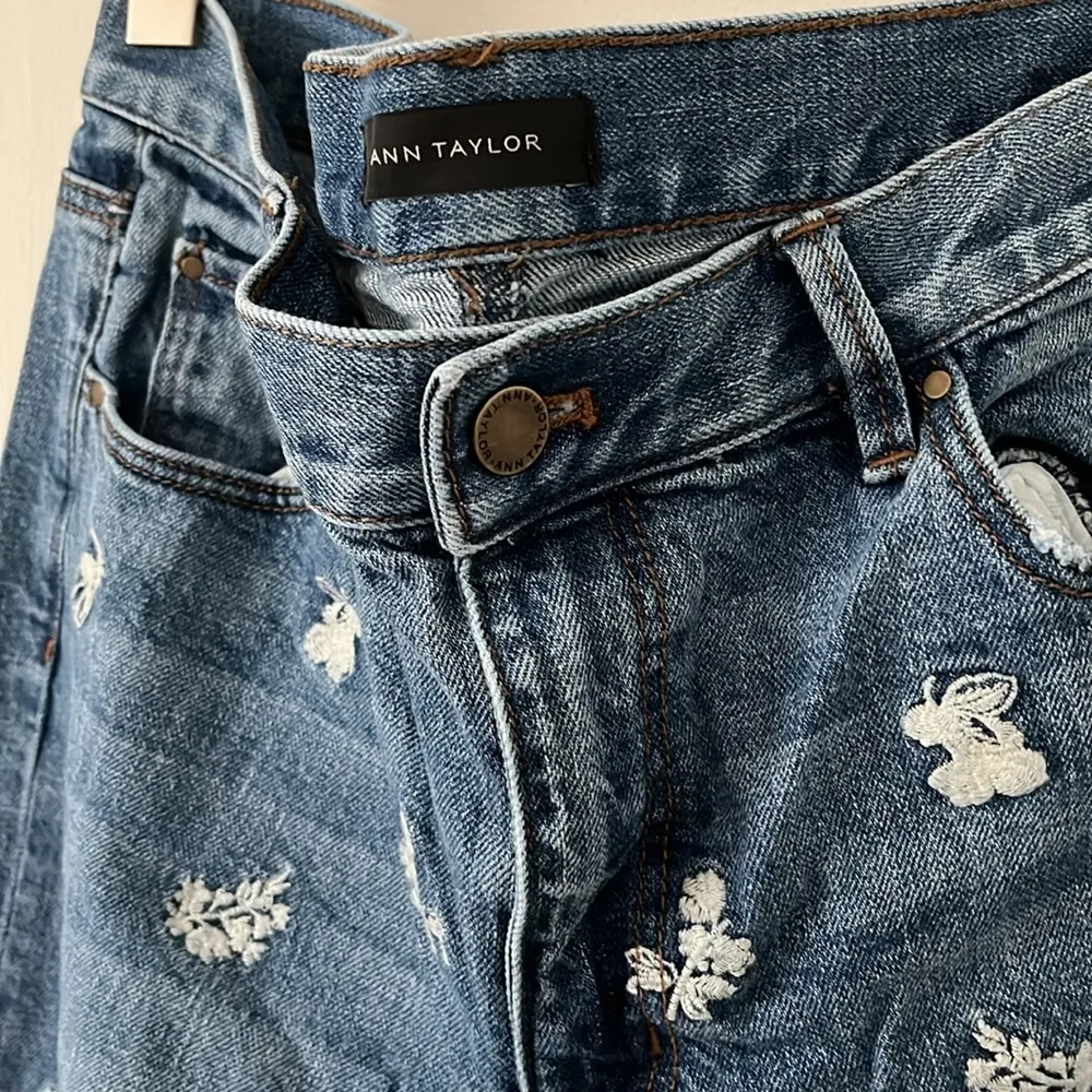 Ann Taylor the Straight crop mid wash jeans with embroidery in size 8 - Image 3