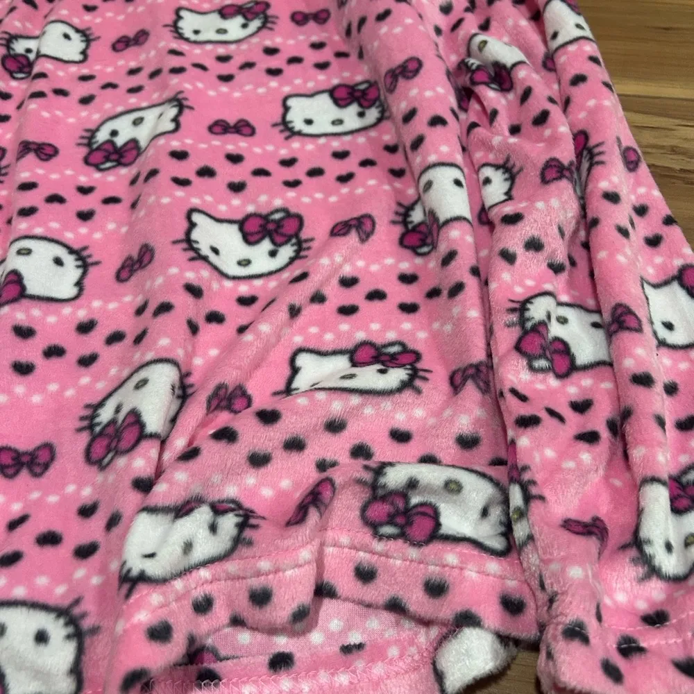 Hello Kitty Cozy Pink Fleece Pullover Long Sleeve Top Size 2X - Image 2