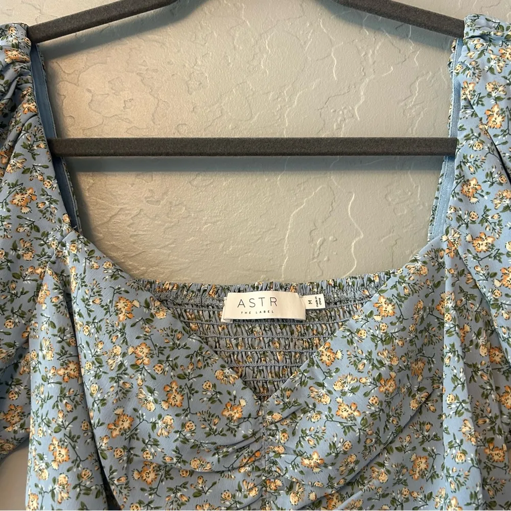 ASTR The Label blue peach floral ditsy floral smocked ruched top medium - Image 5