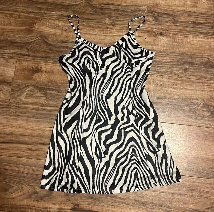 Tiger Zebra Animal Print Pjs top Black Size M - Image 4