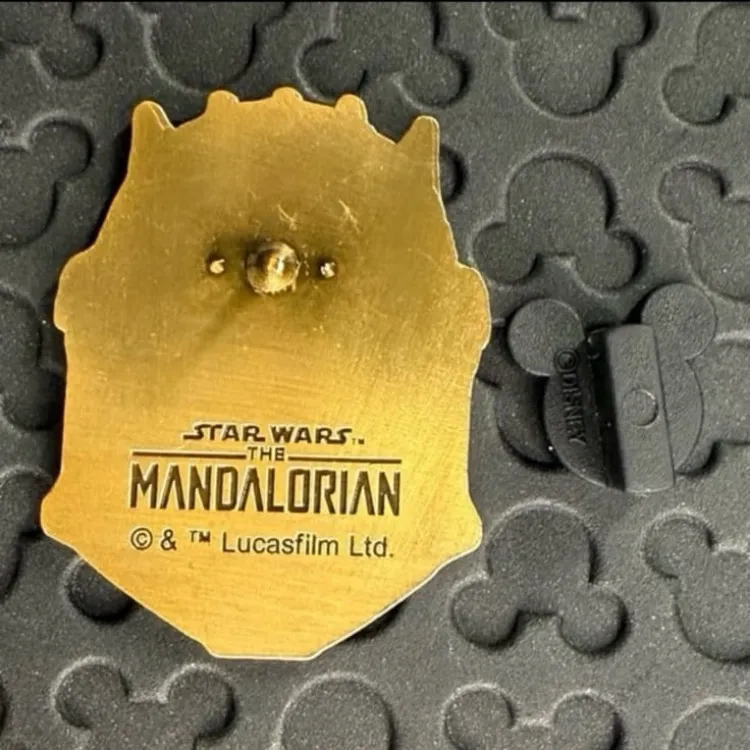 Disney parks mandalorian book of boba fett armorer helmet advent calendar pin - Image 2