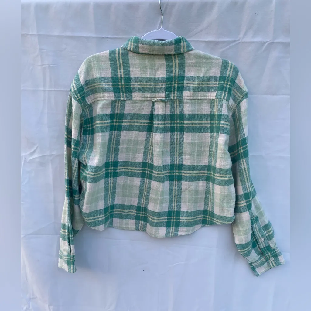 AE Cozy Cropped Flannel Shirt Size M in a mint Green & Creme Plaid Pattern - Image 5