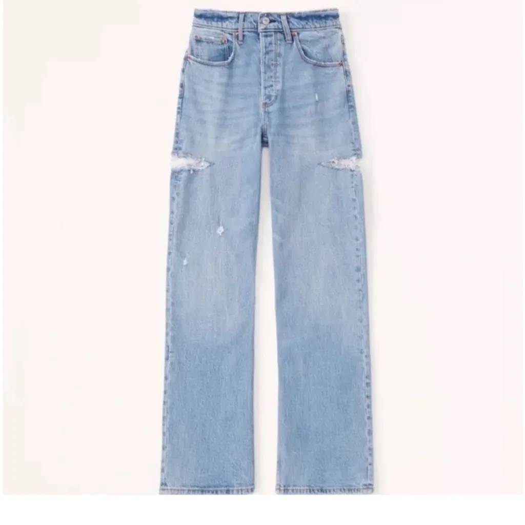 NWT Abercrombie & Fitch Curve Love Low Rise 90s
Baggy Jean in Medium Destroy - Image 4