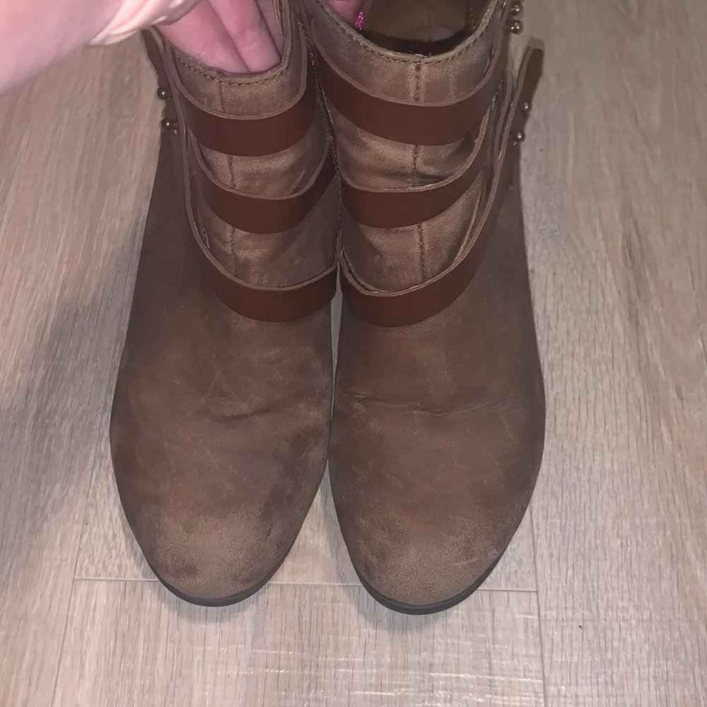 Brown seude heeled western ankle boots Size 9 - Image 3