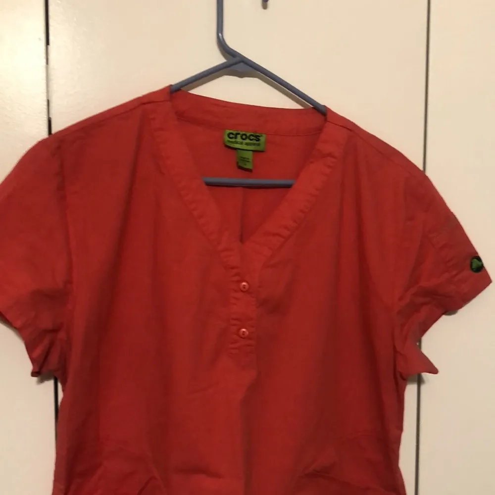Crocs Medical Apparel Women’s Scrub Top Size Large Orange Color - Image 5