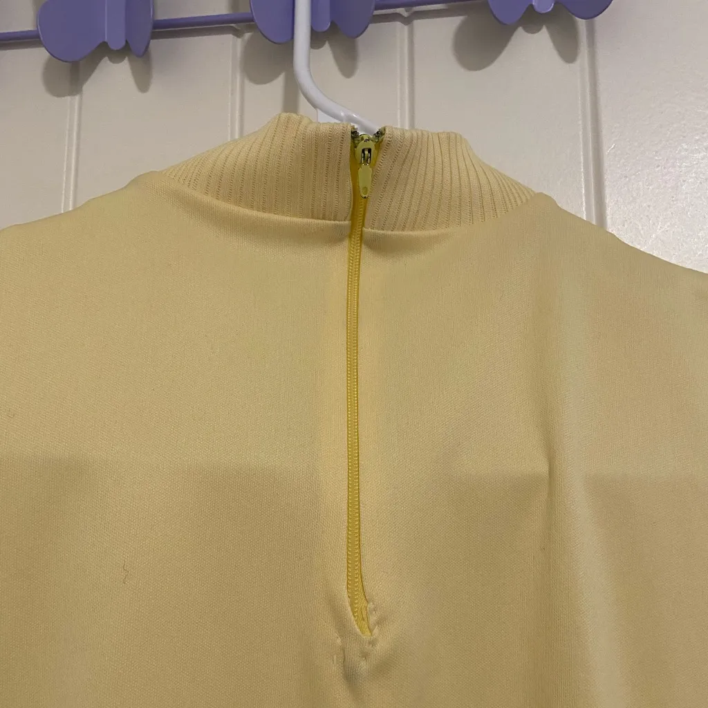 Women’s pale‎ yellow mocked neck collar under layer top medium - Image 4