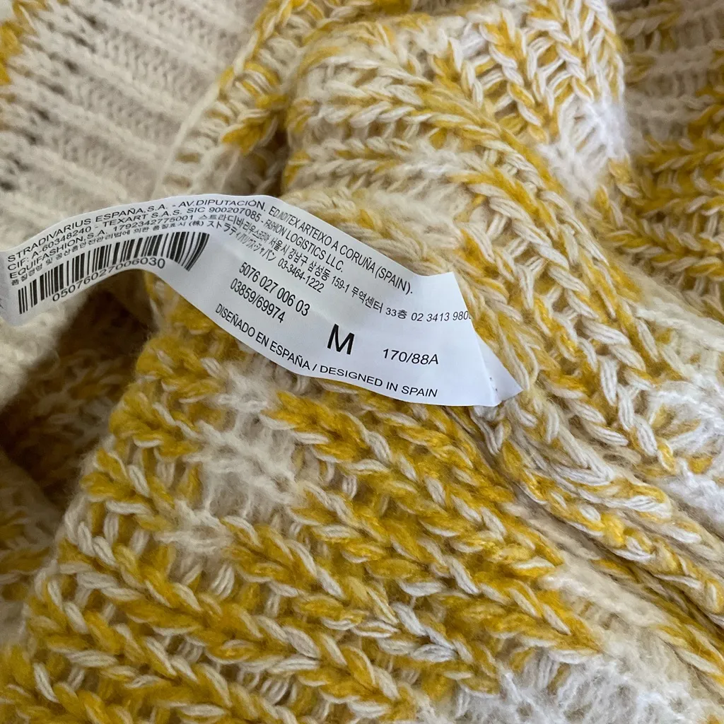 Stradivarius Crew Neck Knit Sweater Size Medium Yellow and Cream - Image 4