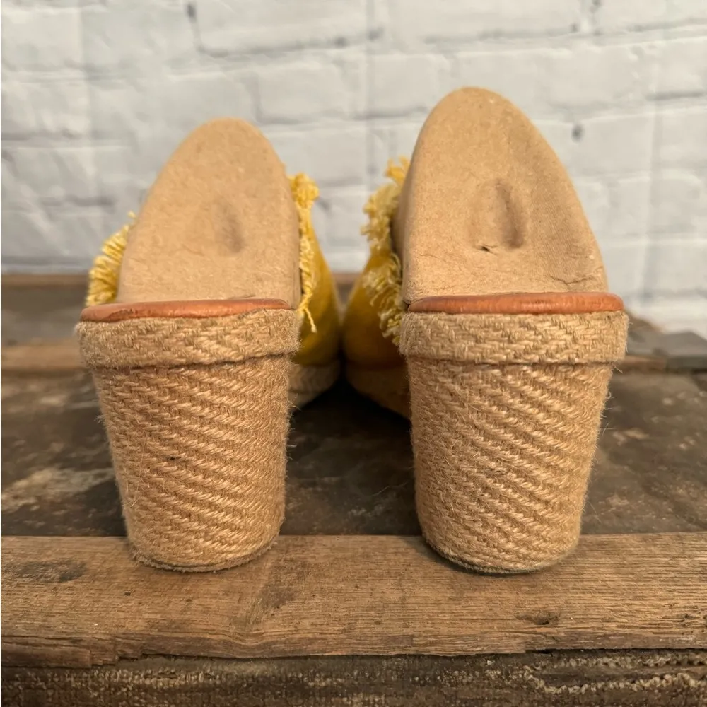 Andre Assous Yellow Wedge Slides Gold Size 9 - Image 3