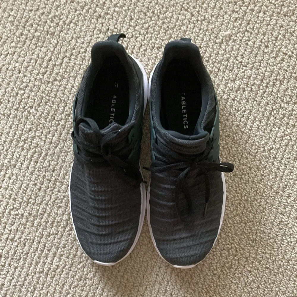 Fabletics Textured Indio Sneaker Women’s Size 9 Train Dark Grey White Like New - Image 3