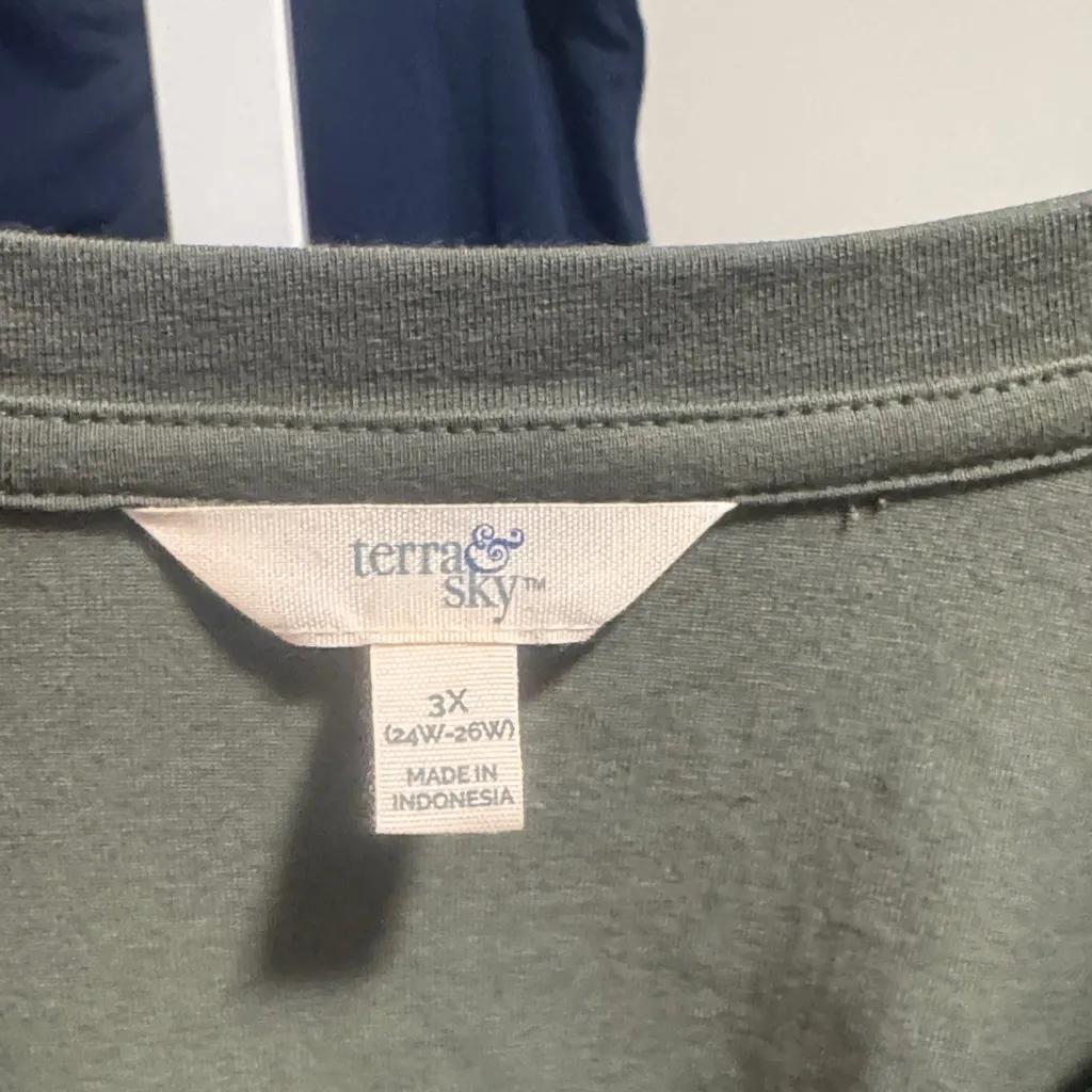 Terra & Sky Dark Green V-Neck Short Sleeve Dress - Image 2