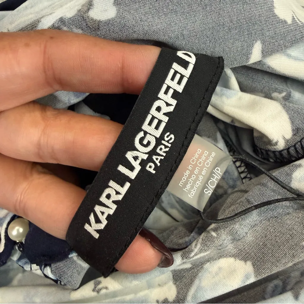 NWT Karl Lagerfeld Blue White Floral Mock Neck Blouse Pearl Buttons‎ Size Small - Image 3