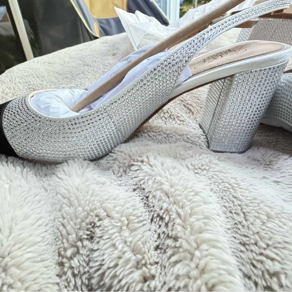 Jewel Badgley Mischka Tatum Slingback Block Heels with Capped Toe size 9 NEW Silver - Image 6