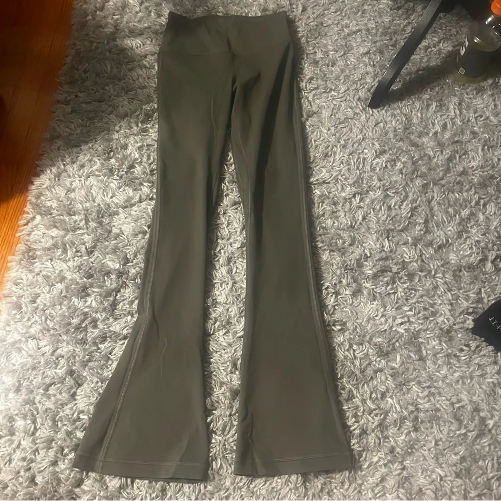 lululemon mini flare regular army green size 6 - Image 2