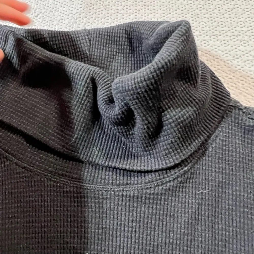 TNA Aritzia Black Turtleneck Waffle Knit Thermal Cotton Blend Long Sleeve Top M Size M - Image 3