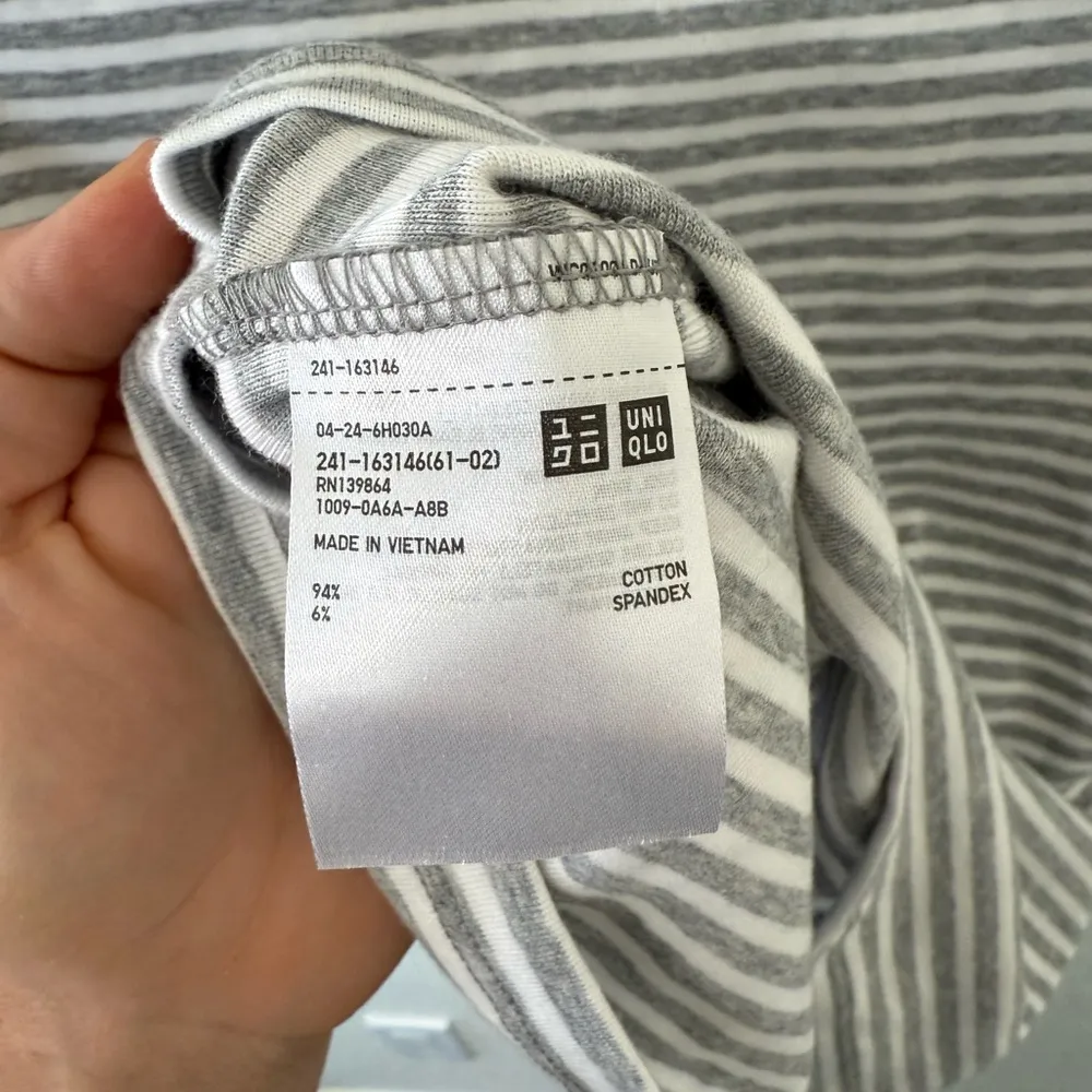 NWOT Uniqlo Grey & White Striped Top - Image 4