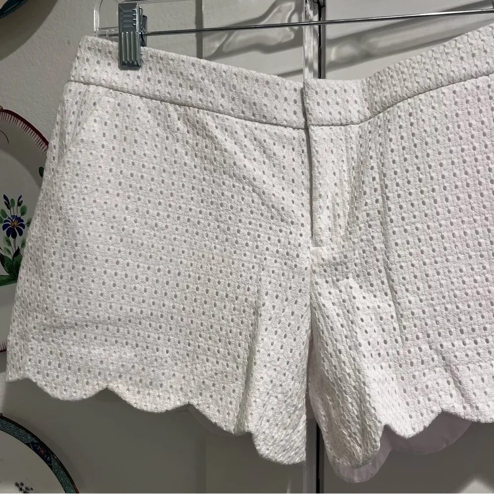 Club Monaco Eyelit White Scallop Shorts - Image 2