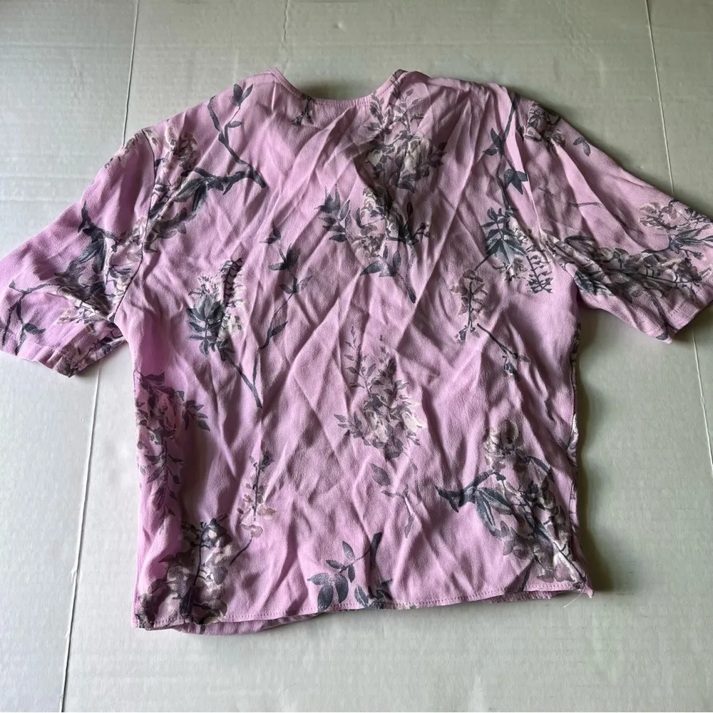 NWOT  faux wrap short sleeve top XXS Lilac floral print - Image 4