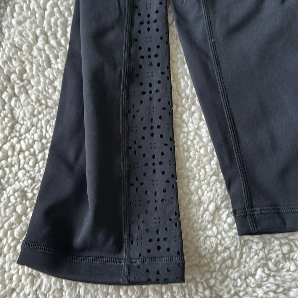 Aerie Laser Cut Capri Leggings Size M Black - Image 2