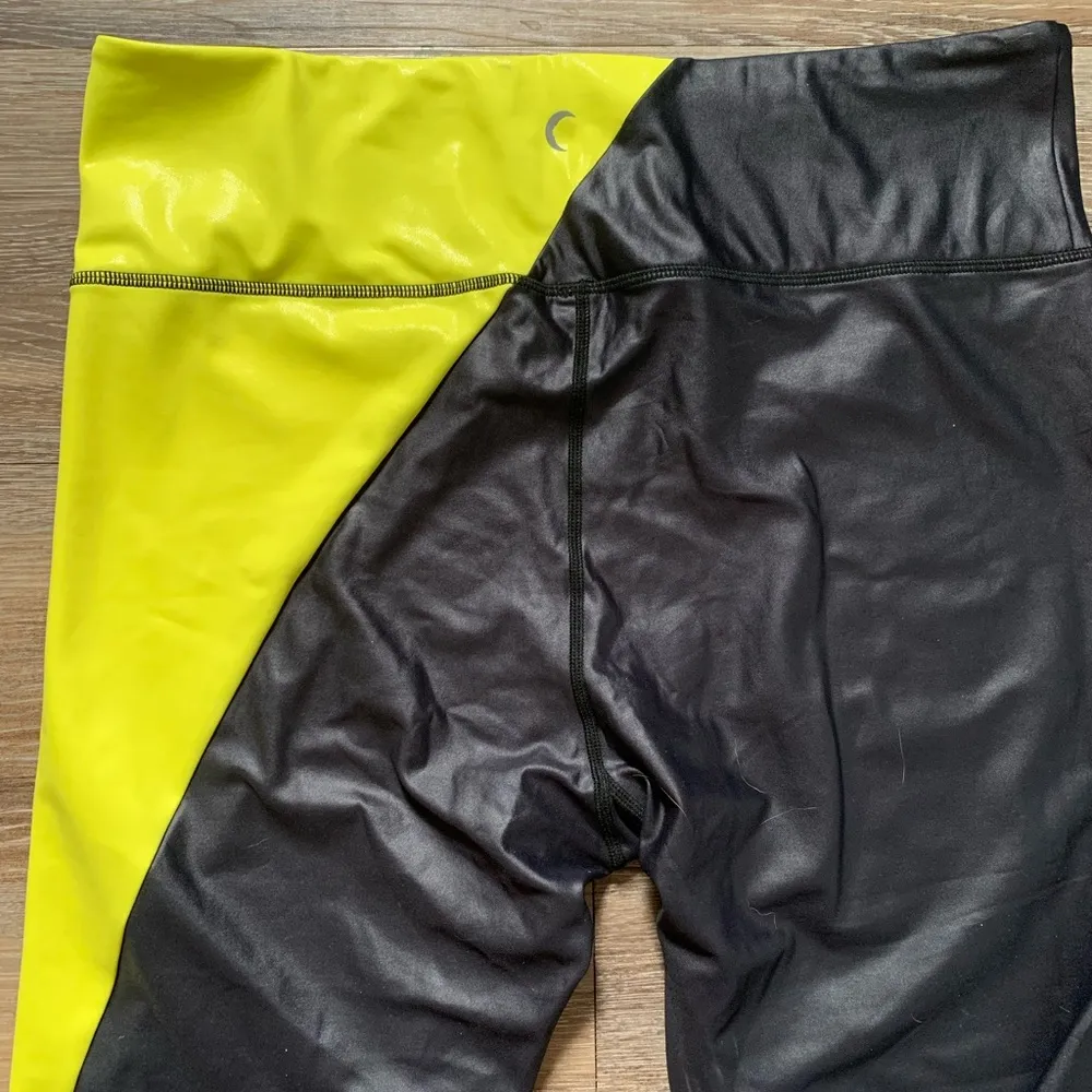 Zyia Neon Yellow and Black Metallic Light n Tight Hi-Rise 7/8 Leggings 20 - Image 9