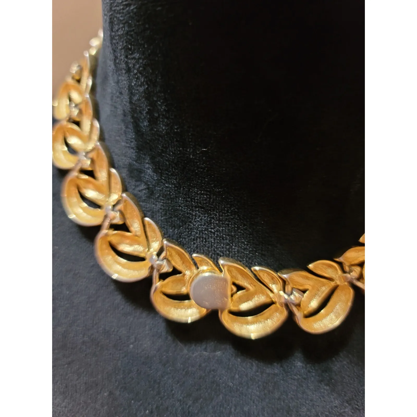 Women's Gold Leaf Link Statement Necklace Elegant Vintage Style Jewelry Design - Image 7