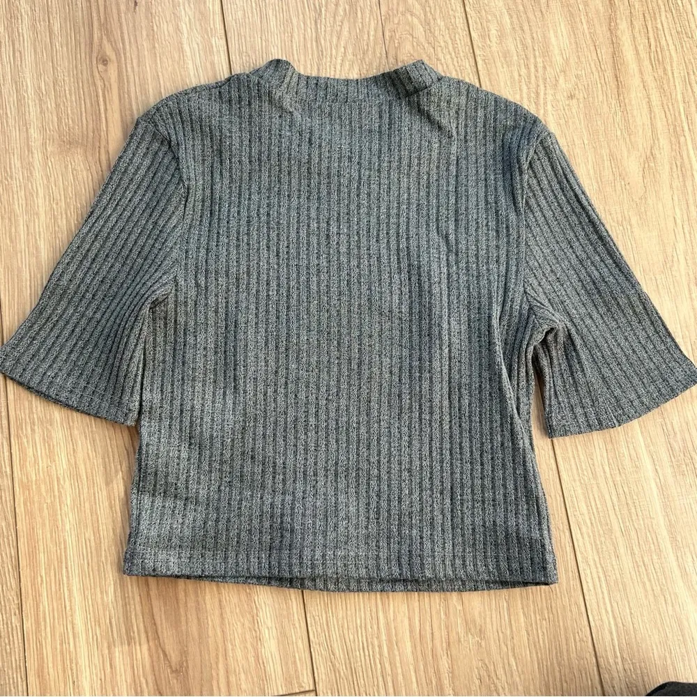 The Editor’s Market Gray Ribbed Cropped Tee - Image 5