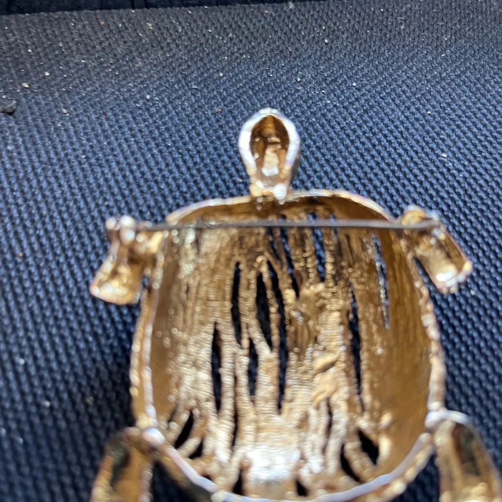 turtle broach. Gold. Statement piece. - Image 2