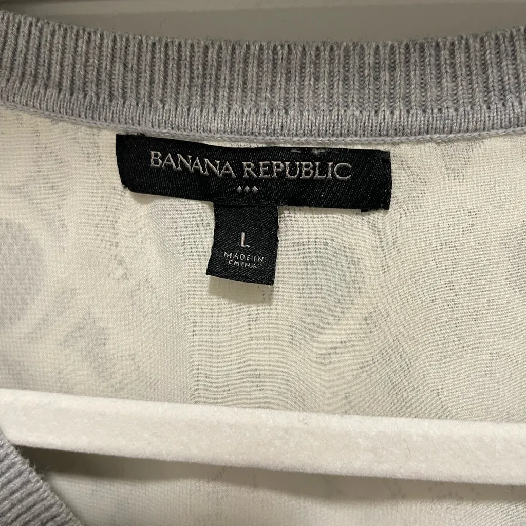 Banana Republic Light Gray V-Neck Sweater with Lace Details - Image 3