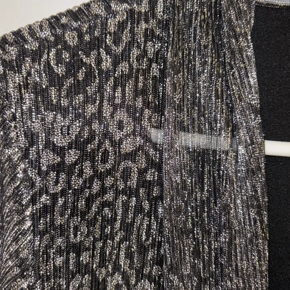 SARA MICHELLE….SILVER METALLIC SHEER LIKE JACKET WITH ATTACHED BLACK POLY TANK Silver Size M - Image 2