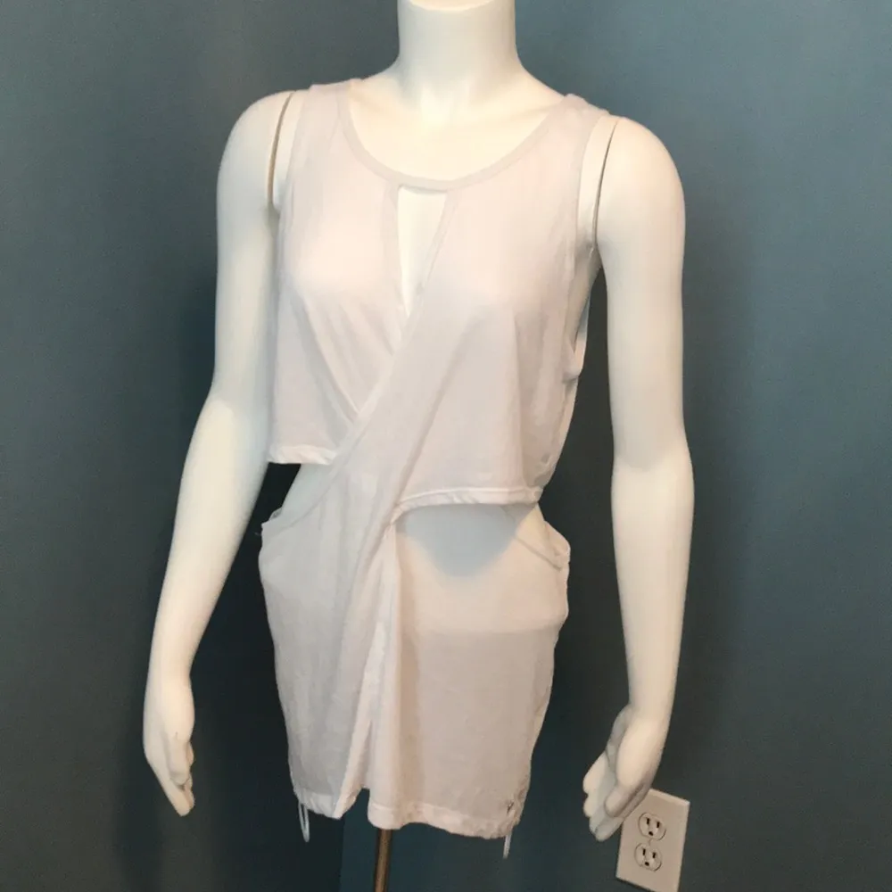 Fabletics White cut out tank top size large - Image 2