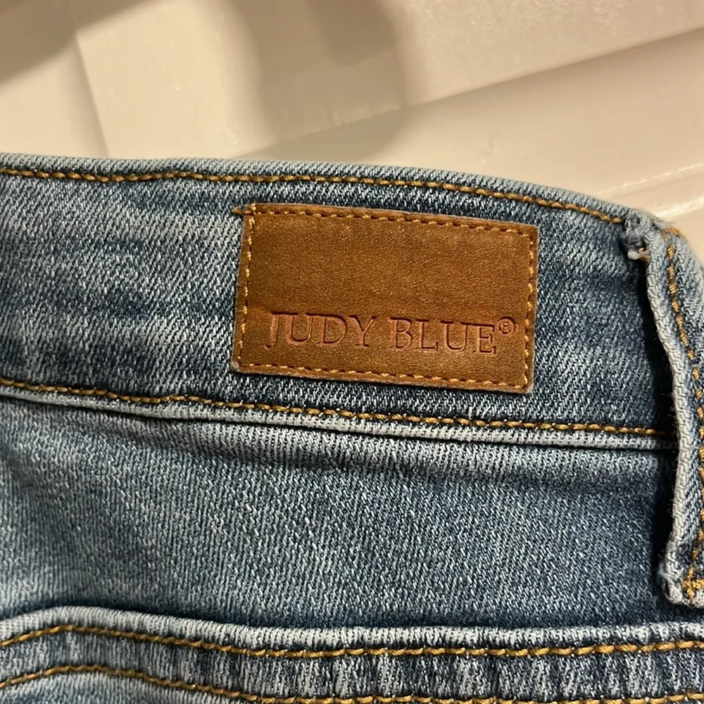 Judy Blue Relaxed Fit Distressed Jeans Size 7/28 - Image 4