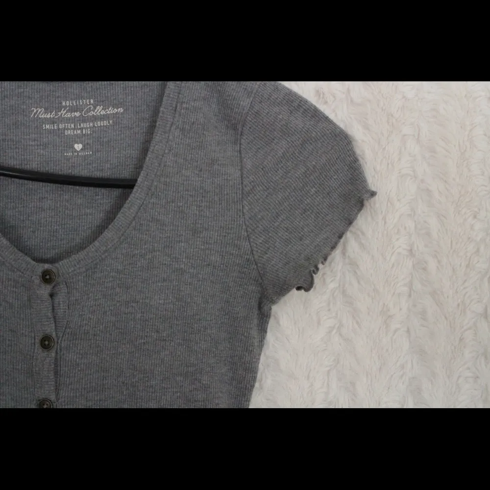 Hollister Button Up Gray Top - Image 5