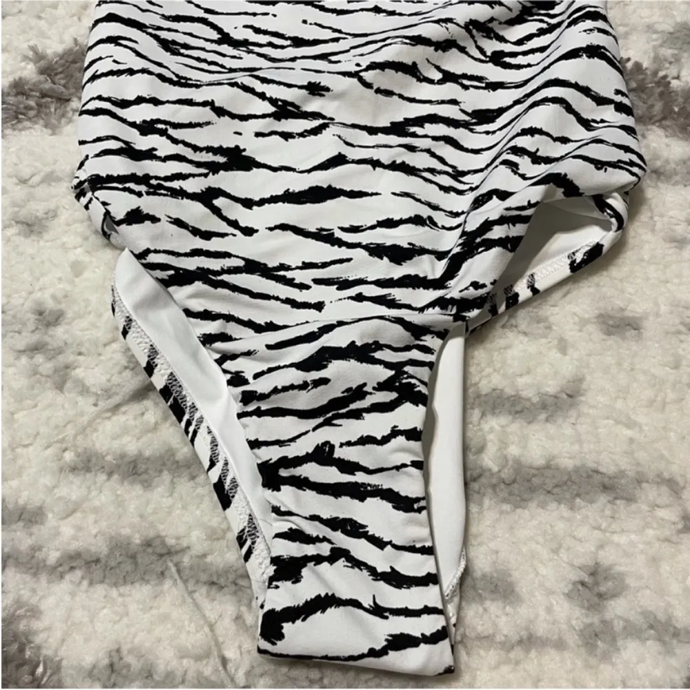 Melissa Odabash Croatia Tiger Print Swimsuit One Piece Black Size 4 - Image 3