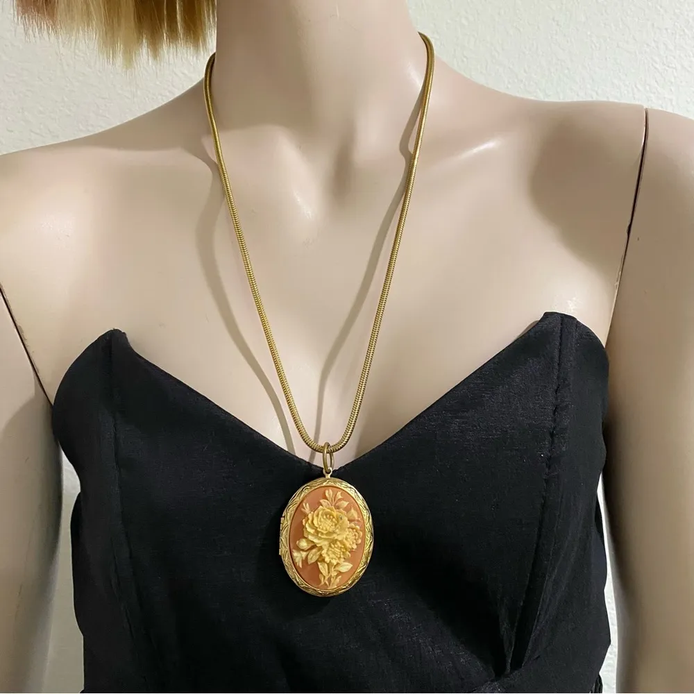 Vintage Flower Cameo Locket Pendant Gold - Image 2