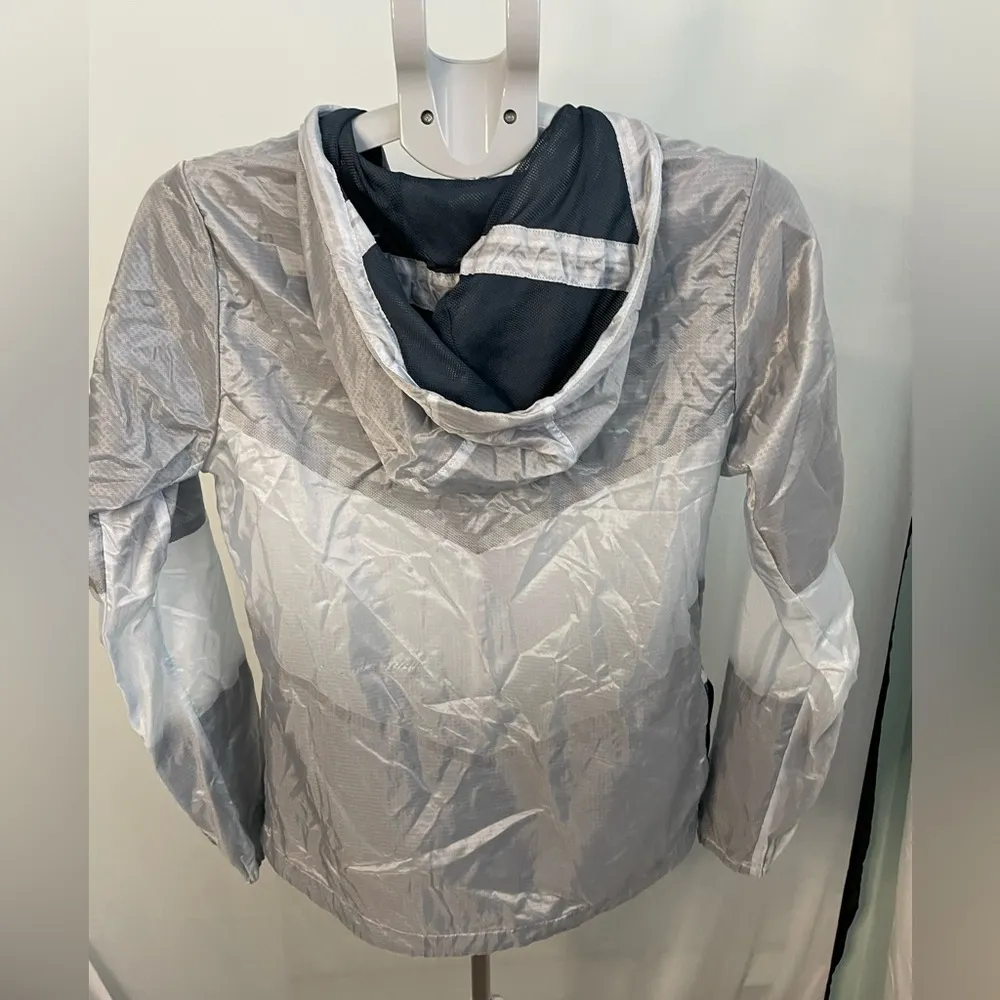 Nike Lightweight Gray Women's Jacket Size medium‎ - Image 5