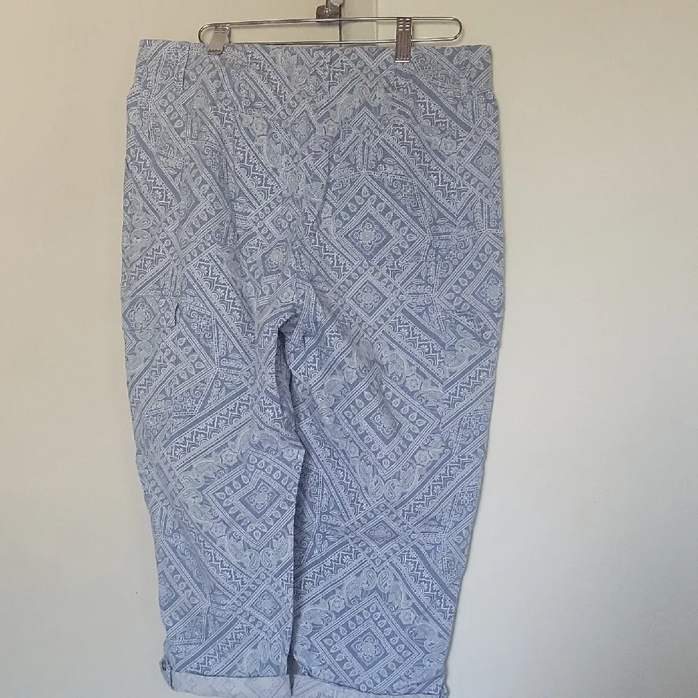 Chico's  Women's Blue Pands  Cargo Capri Crop Size 8 - Image 3