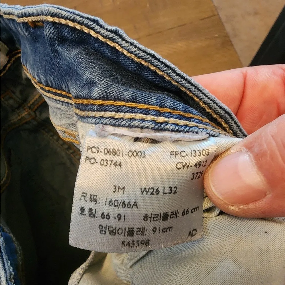 Levi cut off jean shorts size 3 - Image 4