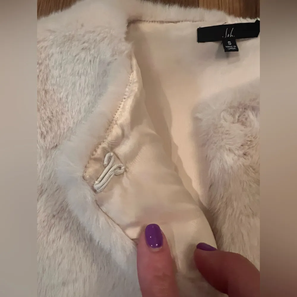 Joh Cream Fur Vest Cozy and Versatile - Image 4