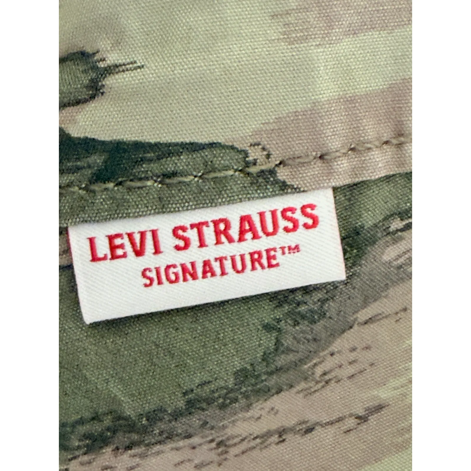 Levi's  Parachute Cargo Camo Shorts size Large - Image 4