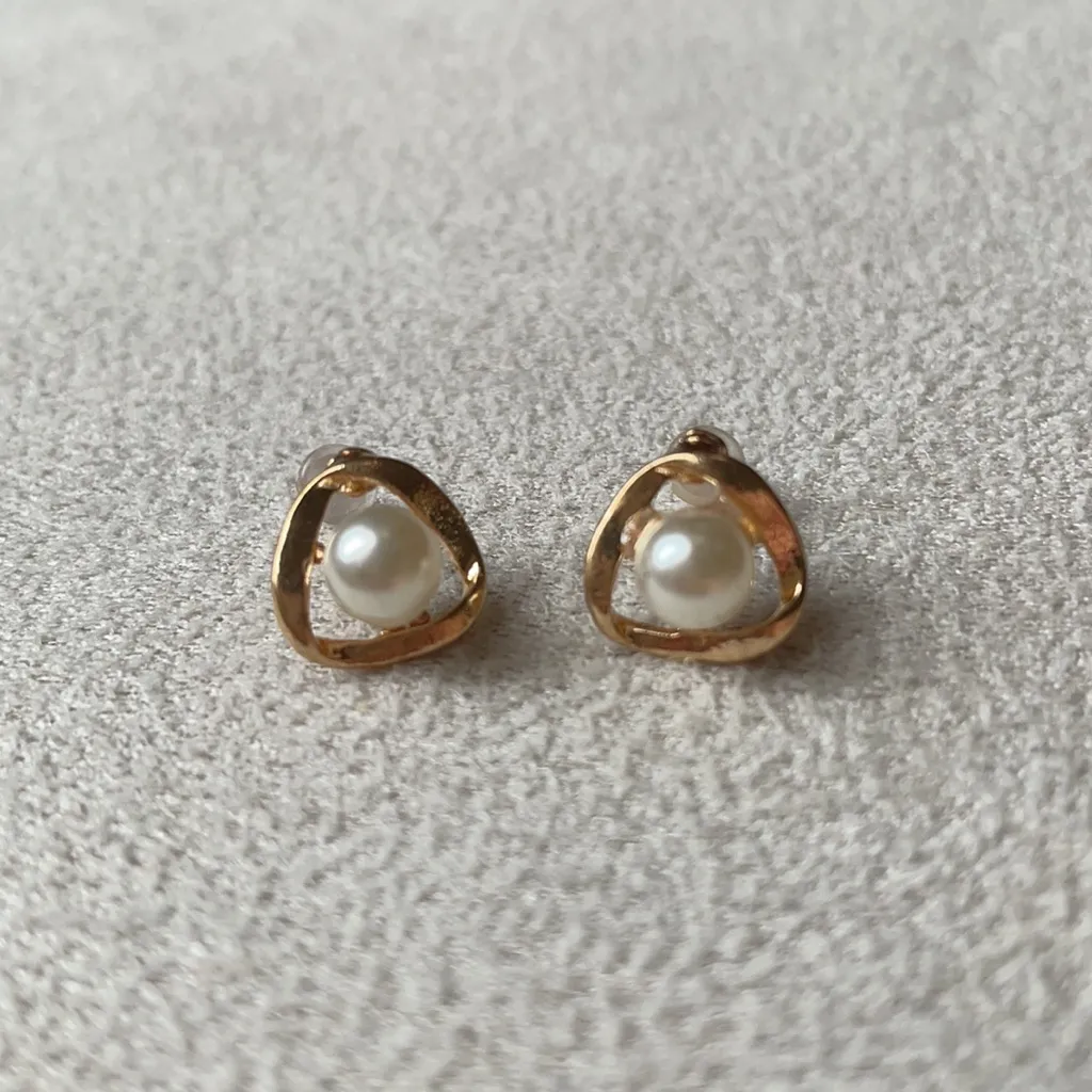 Pearl and gold stud earrings - Image 4