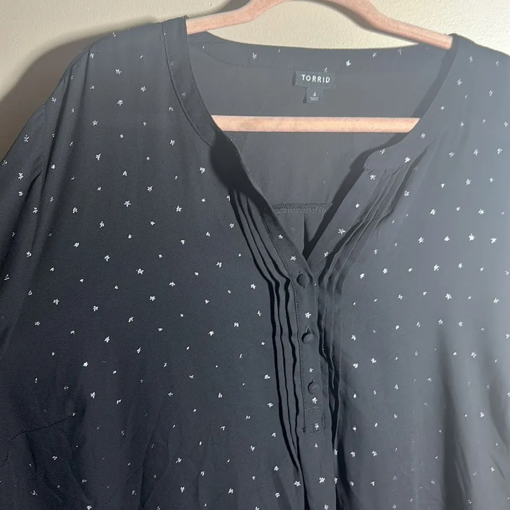 Torrid Black‎ Metallic Star Print Top | 4 - Image 4