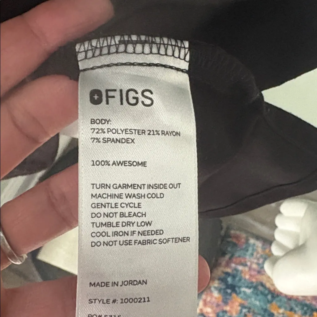FIGS Scrubs Black Top Technical Collection Catarina Top size Medium - Image 8