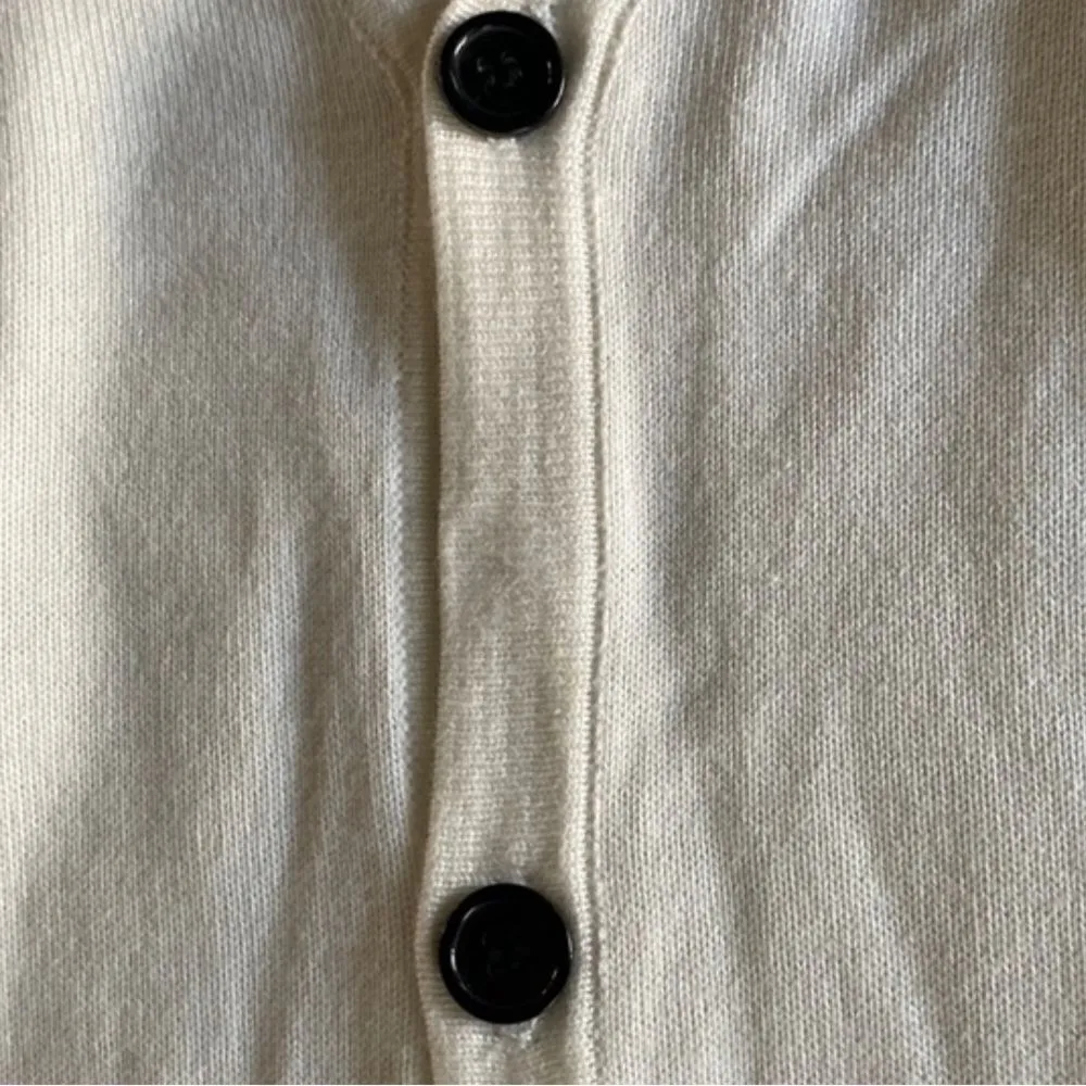 Women’s White V - Image 9